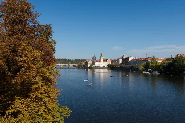 Vue Prague Depuis Rive Vltava Touristes Bateaux Sur Rivière — Photo