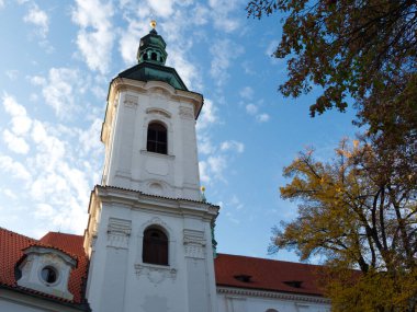 Strahov Manastırı 'nın çan kulesi Sonbaharda mavi gökyüzüne karşı.
