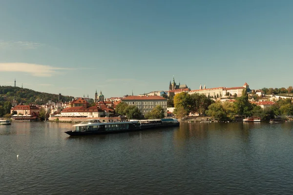 Piacere Barca Sul Molo Moldava Autunno Veduta Praga — Foto Stock