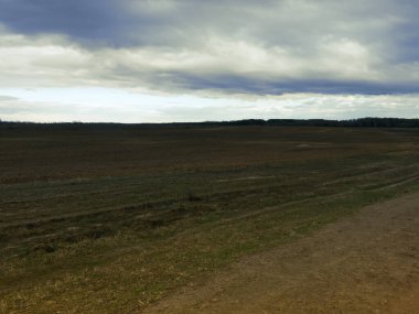 Kasvetli bozkır manzarası. Güzel bulutlu gökyüzü tarlanın üzerinde.