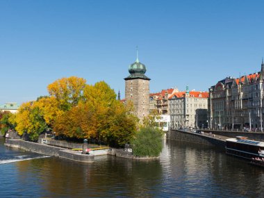 Sonbaharda nehir kıyısındaki antik kulede. Autumn Prag 'da. Peyzaj.