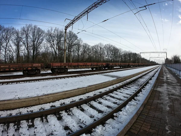 Spoorwegperrons Het Station Een Zonnige Winterdag — Stockfoto