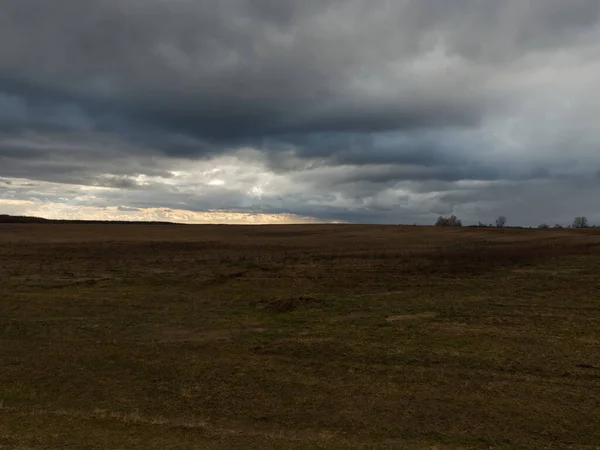 荒凉的草原景观 美丽的云天笼罩着田野 — 图库照片