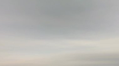 Gökyüzü bulutlu. Gökyüzündeki bulutların hareketi. Zaman Uygulaması.