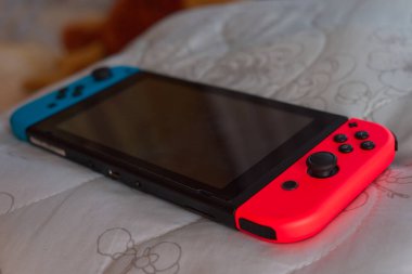 Chernihiv bölgesi, Ukrayna, 23 Şubat 2020. Oyun konsolu Nintendo Anahtarı. İllüstrasyon Editörü.