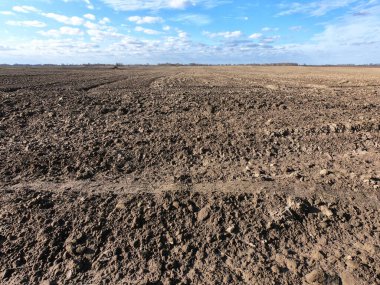 Pürüzsüz bir tarlanın üzerindeki açık mavi gökyüzü. Peyzaj.