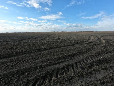 Pürüzsüz bir tarlanın üzerindeki açık mavi gökyüzü. Peyzaj.