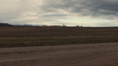 Kasvetli bozkır manzarası. Güzel bulutlu gökyüzü tarlanın üzerinde.