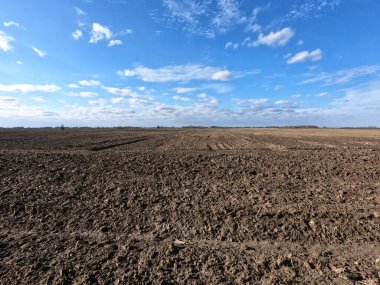 Pürüzsüz bir tarlanın üzerindeki açık mavi gökyüzü. Peyzaj.
