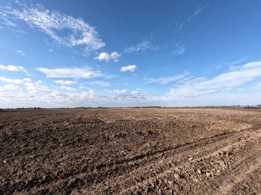 Pürüzsüz bir tarlanın üzerindeki açık mavi gökyüzü. Peyzaj.