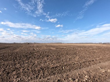 Pürüzsüz bir tarlanın üzerindeki açık mavi gökyüzü. Peyzaj.