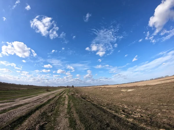 Blauer Himmel Mit Weißen Wolken Über Ackerland Landschaft — Stockfoto