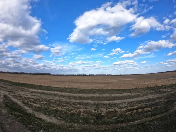 Blauer Himmel Mit Weißen Wolken Über Ackerland Landschaft — Stockfoto
