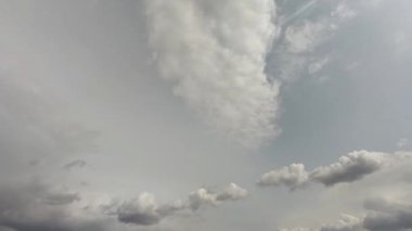 Fırtınadan önce bulutlu bir gökyüzü. Bulutlu. Zaman aşımı.