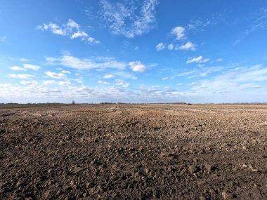 Pürüzsüz bir tarlanın üzerindeki açık mavi gökyüzü. Peyzaj.