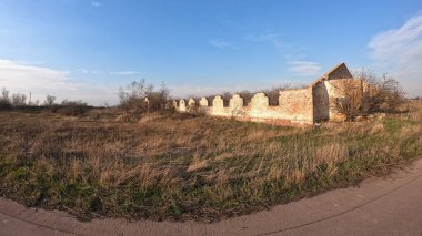 Terk Edilmiş Ahır. Eski bir tarım ambarının kalıntıları..