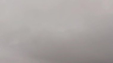 Hızlı hareket eden bulutlar. Arka plan olarak bulutlu bir gökyüzü. Zaman Uygulaması.