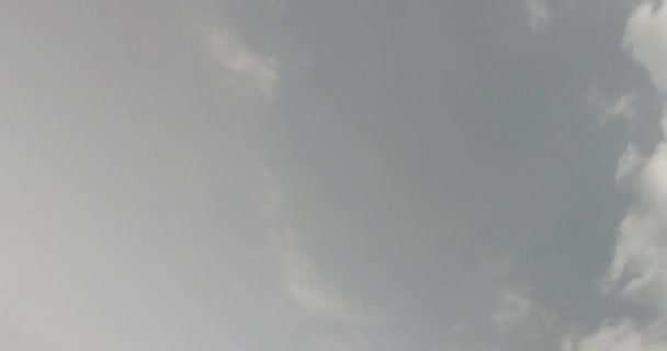 Ciel nuageux avant un orage. Couvert. Délai imparti.