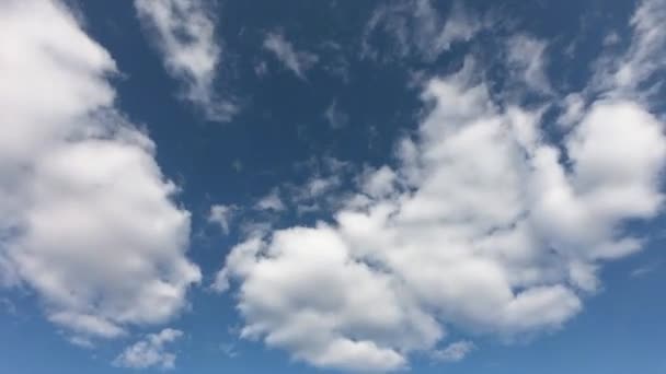 Bewolkte Lucht Pluizige Witte Wolken Blauwe Lucht Tijdsverloop — Stockvideo