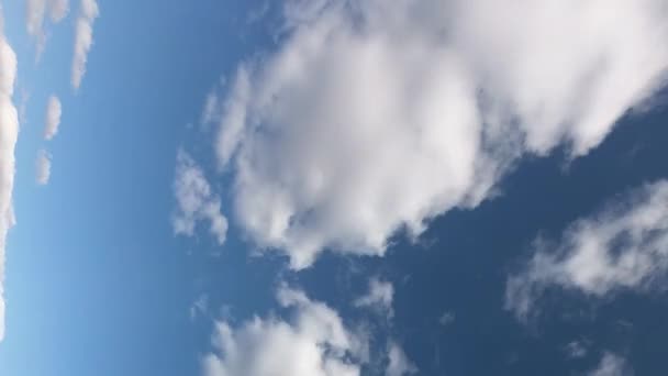 Molnig Himmel Fluffiga Vita Moln Den Blå Himlen Tidsfrist — Stockvideo