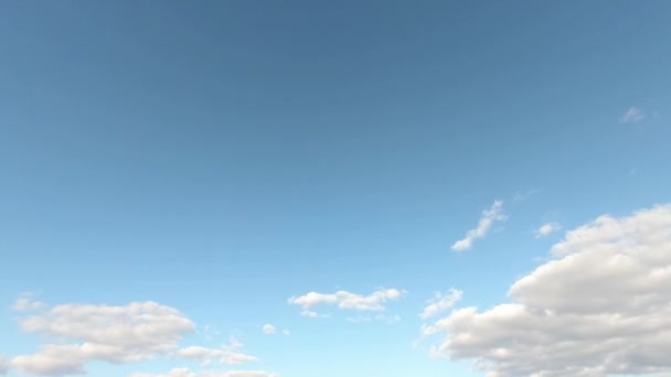 Облачное Небо Пушистые Белые Облака Голубом Небе Timelapse — стоковое видео