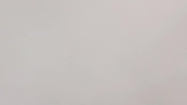 Hızlı hareket eden bulutlar. Arka plan olarak bulutlu bir gökyüzü. Zaman Uygulaması.