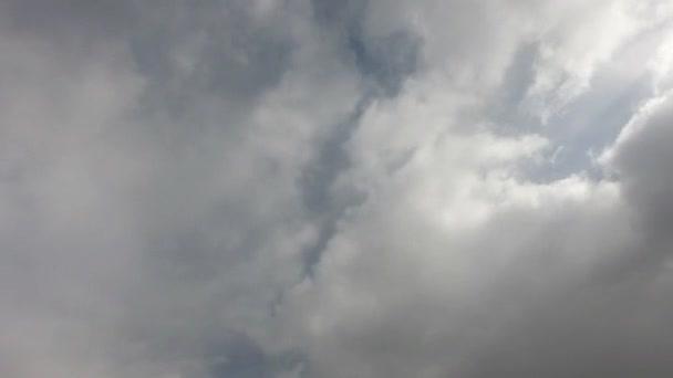 乌云密布的天空 的时间 风暴来临前的天空和乌云 — 图库视频影像