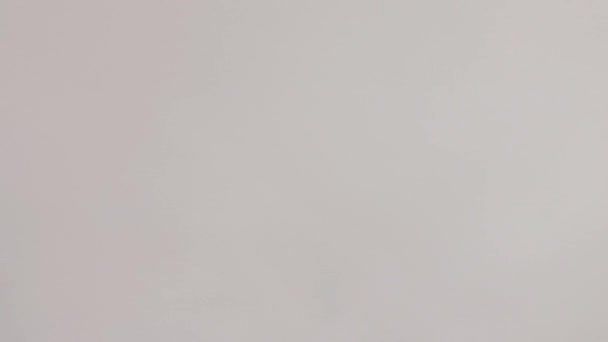 Nuages en mouvement rapide. Ciel nuageux comme arrière-plan. Temps écoulé.