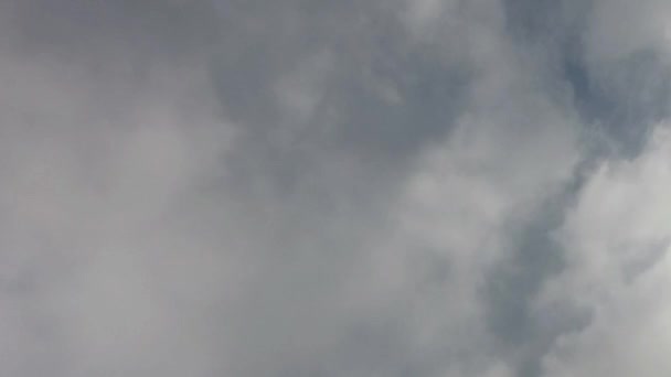 Timelapse du ciel nuageux. Ciel et nuages sombres avant la tempête.