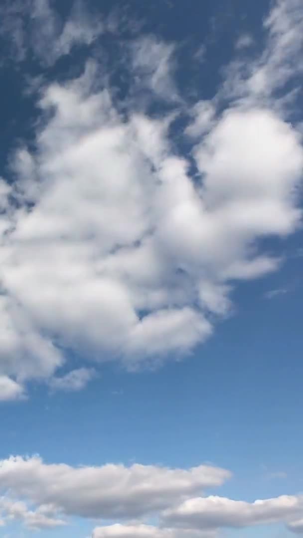 Zataženo Chlupaté Bílé Mraky Modré Obloze Včasná — Stock video