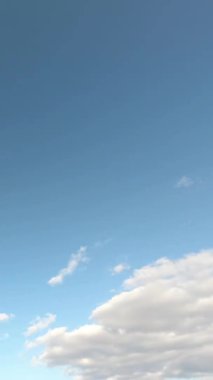 Bulutlu gökyüzü. Mavi gökyüzünde kabarık beyaz bulutlar. Zaman Uygulaması.