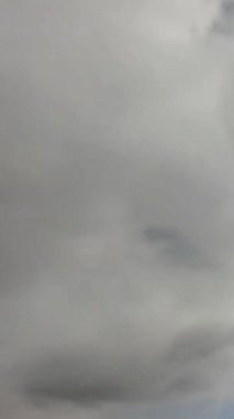 Bulutlu gökyüzünde bulutlar. Bulutlu gökyüzü. Zaman Uygulaması.