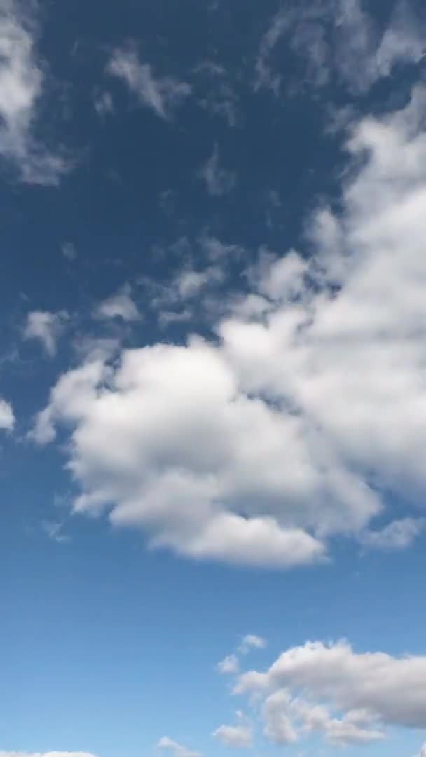 Zataženo Chlupaté Bílé Mraky Modré Obloze Včasná — Stock video