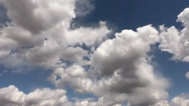 Mavi gökyüzünde bulutlar. Zaman ayarlı. Hızlandırılmış video.