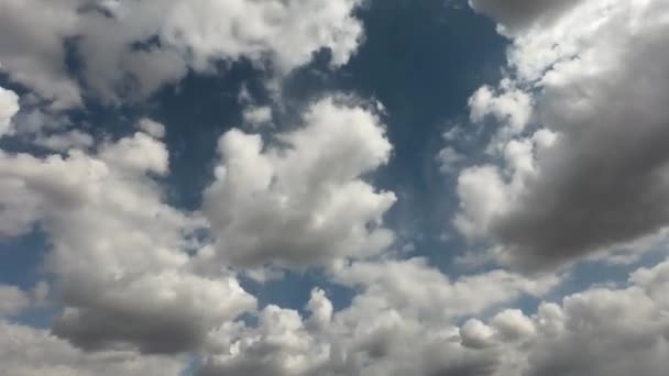 Nuages sur le ciel bleu. Timelapse. Vidéo accélérée.