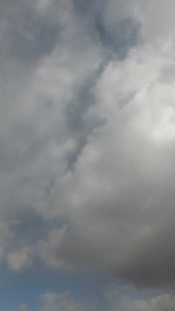 Timelapse du ciel nuageux. Ciel et nuages sombres avant la tempête.