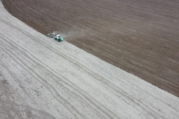 Traktör Tarlayı Sürüyor Hava Manzarası Var Tarım Arazisi — Stok fotoğraf