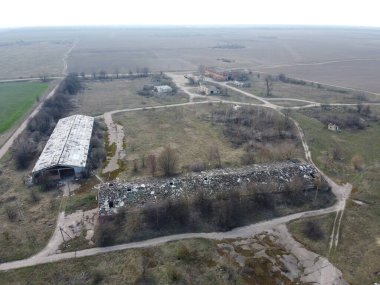 Terk edilmiş çiftlik, hava manzaralı. Harap olmuş sanayi binaları.