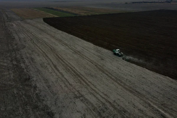 Traktör Tarlayı Sürüyor Hava Manzarası Var Tarım Arazisi — Stok fotoğraf