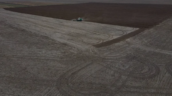 Traktor Membajak Lapangan Pandangan Udara Lanskap Pertanian — Stok Foto