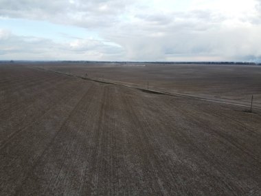 Tarlaların arasındaki toprak yol, hava manzarası. Tarım alanı, ekilebilir arazi.