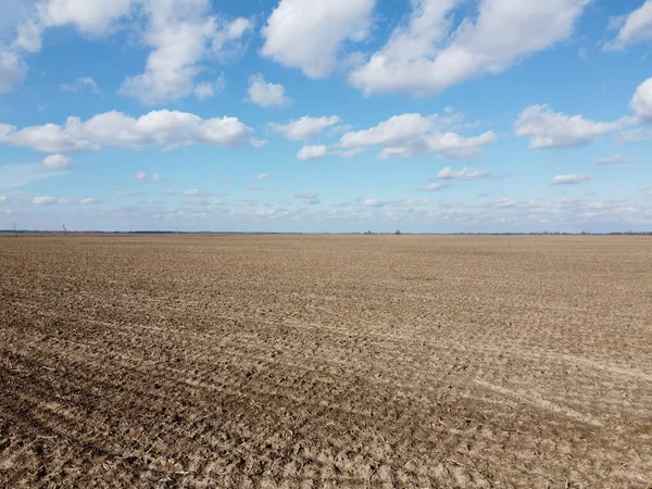 晴れた日には農場の畑の上に美しい青空 航空ビュー — ストック写真