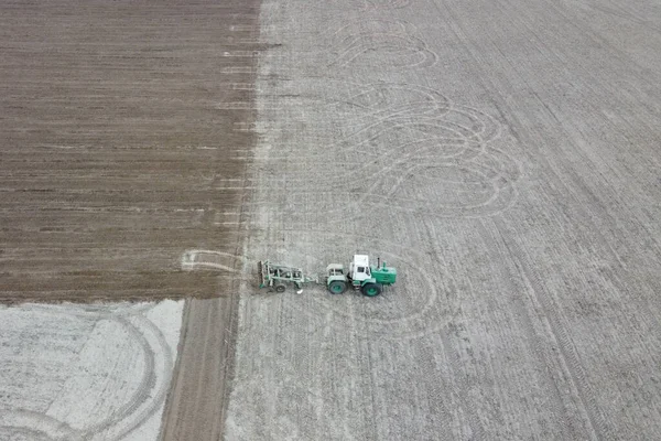 Traktor Pflügt Ein Feld Luftaufnahme Agrarlandschaft — Stockfoto
