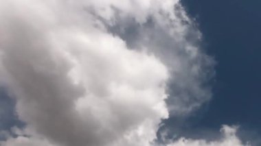 Mavi gökyüzünde bulutlar. Zaman ayarlı. Hızlandırılmış video.