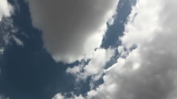Nuages sur le ciel bleu. Timelapse. Vidéo accélérée.