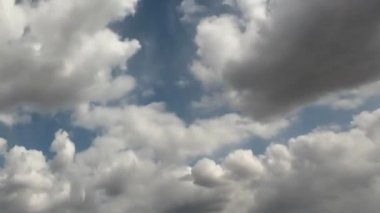 Mavi gökyüzünde bulutlar. Zaman ayarlı. Hızlandırılmış video.