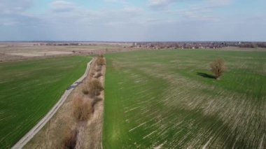 Sahada kuru ıslah kanalı, hava manzarası. Tarım arazisi.