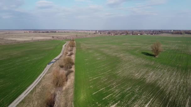 Canal de remise en état sec sur le terrain, vue aérienne. Paysage agricole.