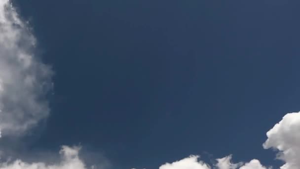 Nuages sur le ciel bleu. Timelapse. Vidéo accélérée.
