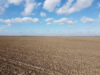 Güneşli bir günde, tarlaların üzerinde güzel mavi gökyüzü, hava manzarası. Peyzaj.